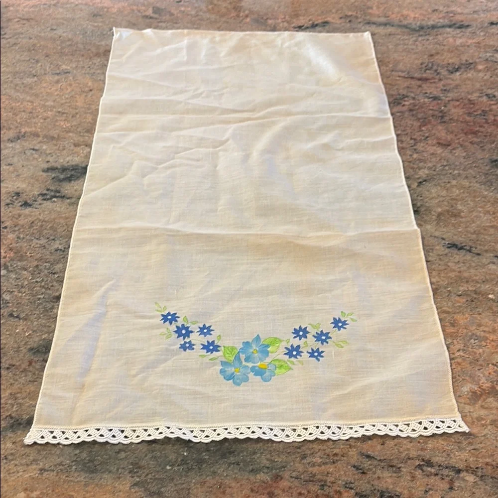 Floral fingertip towel with Lace Trim